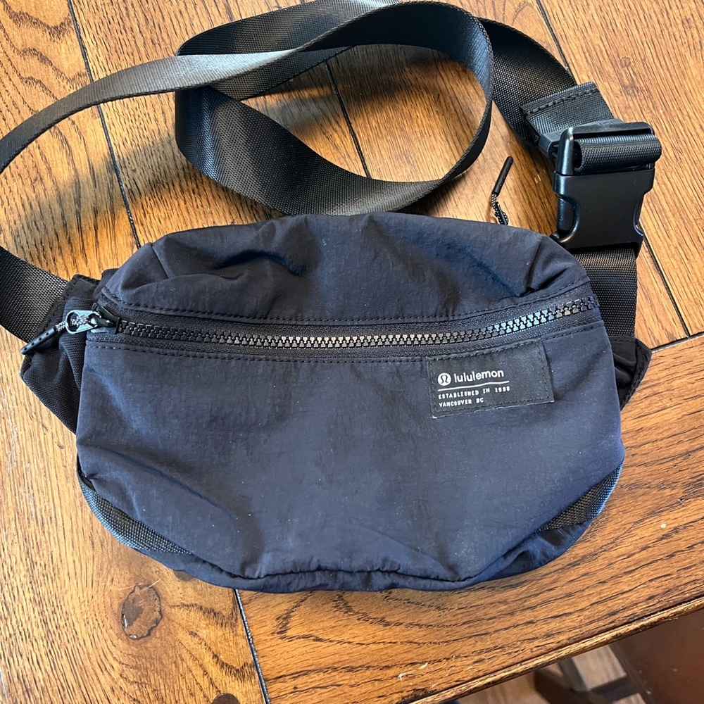 Lululemon Clean Lines Belt Bag 2L in Black
